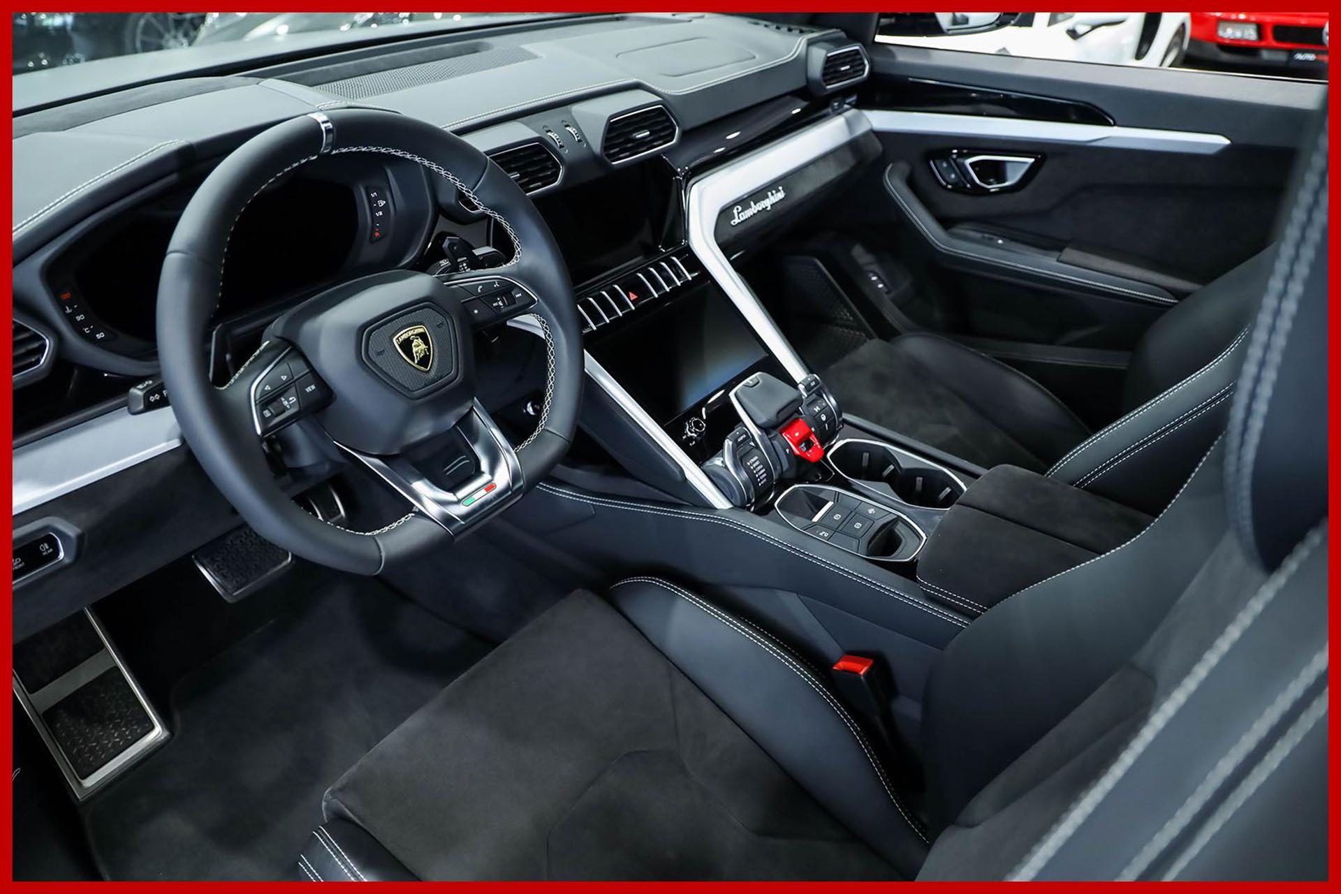 LAMBORGHINI Urus