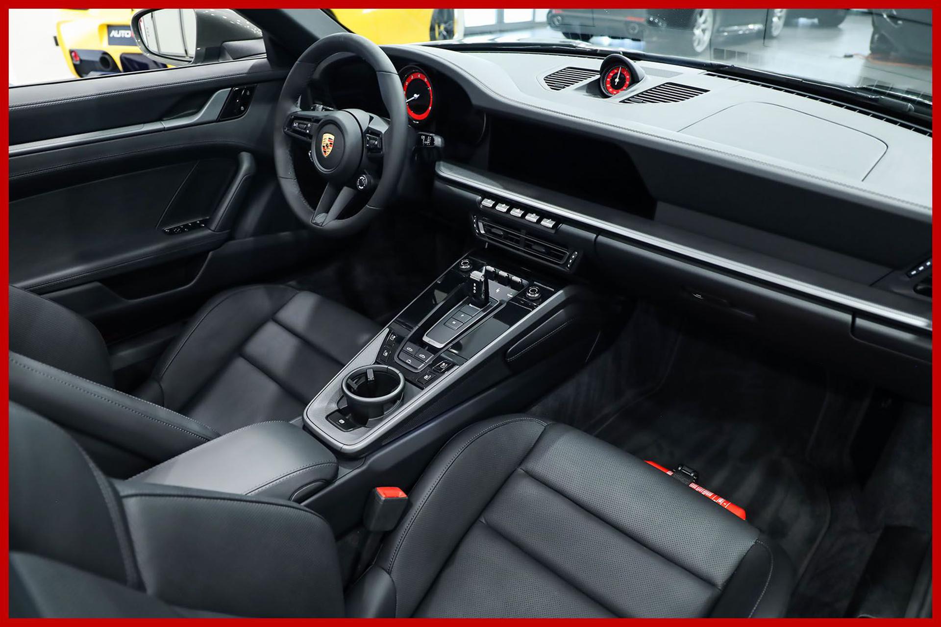 PORSCHE 992