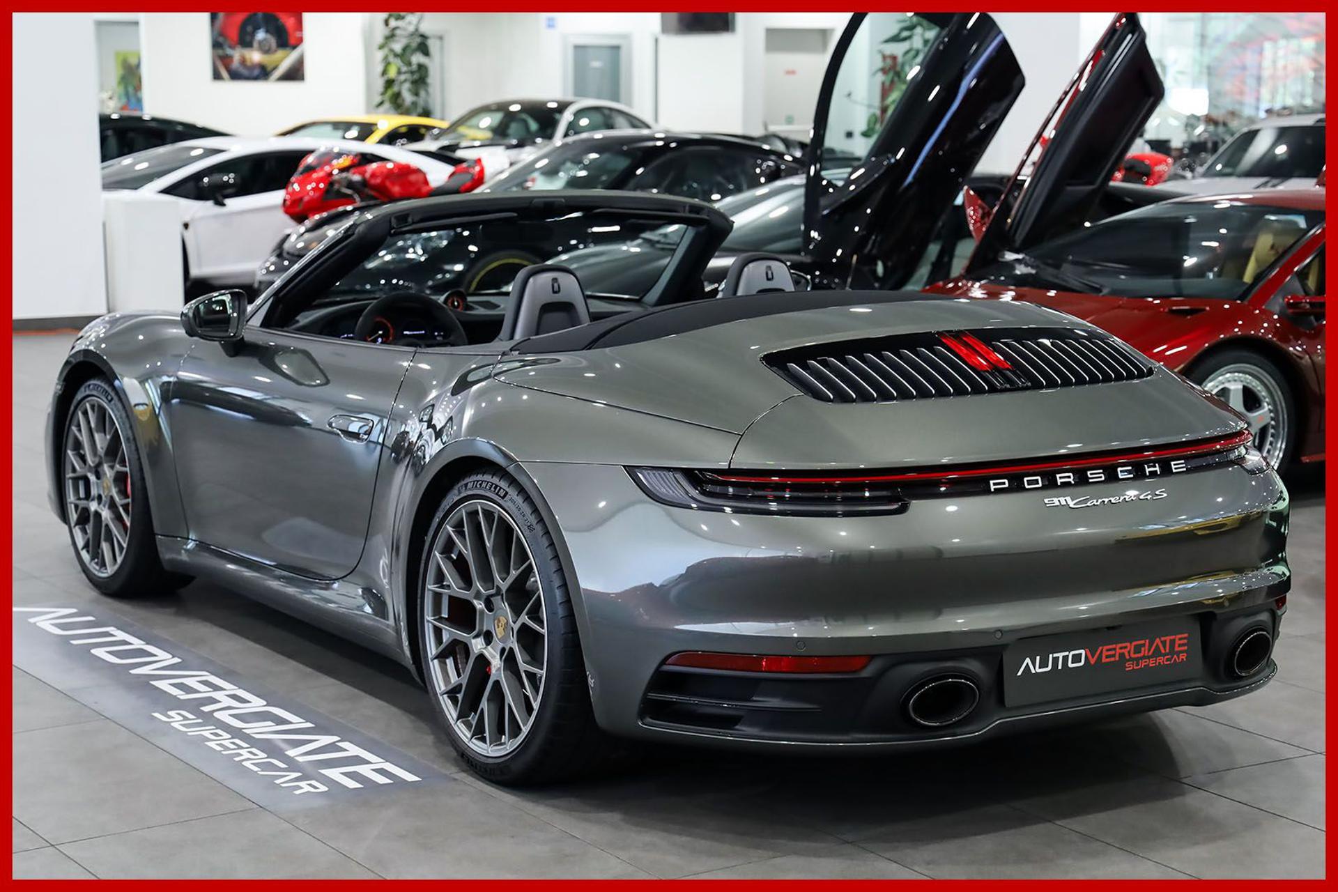 PORSCHE 992