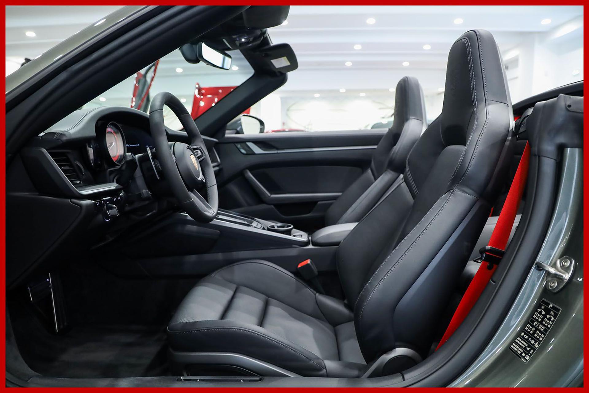 PORSCHE 992