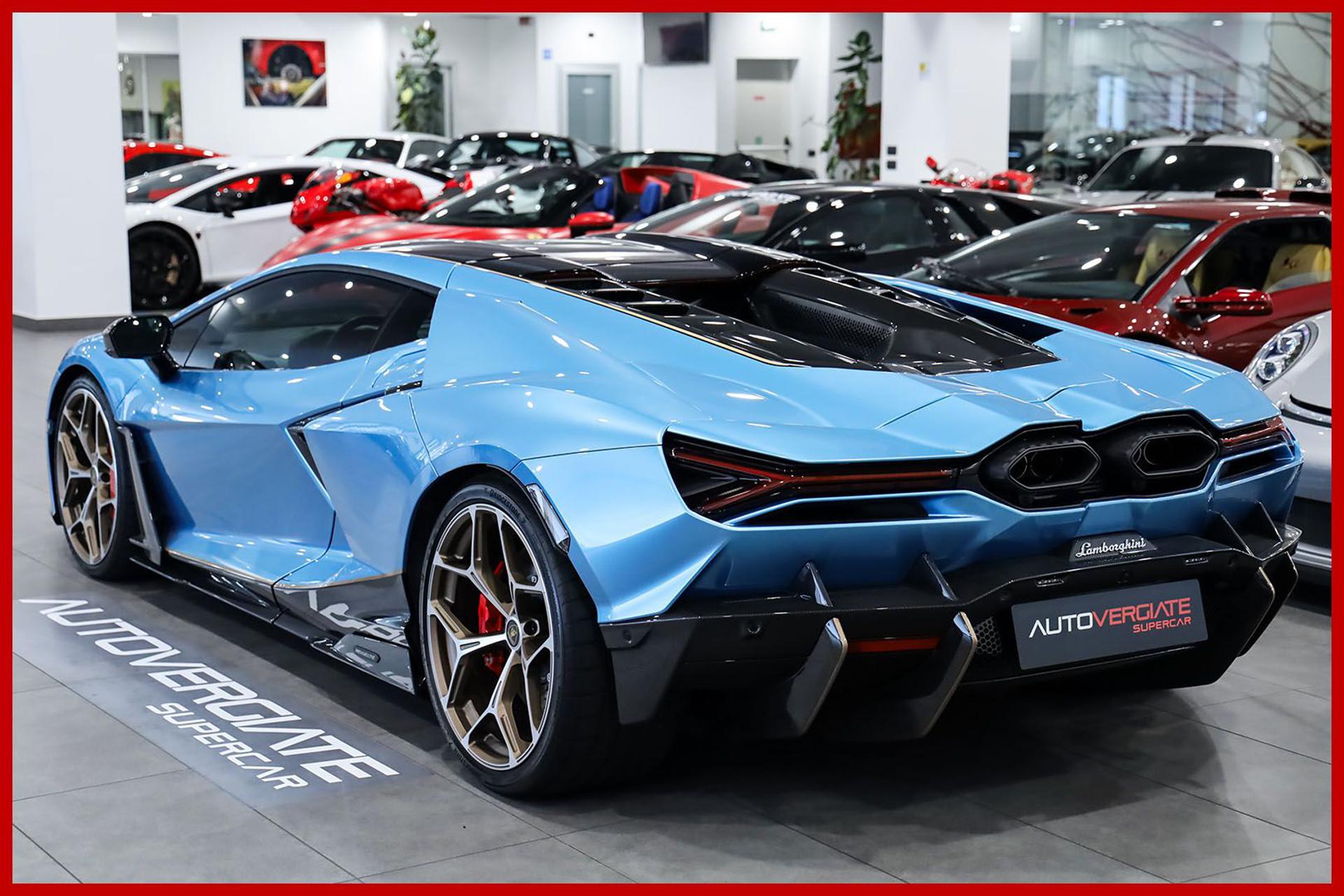 LAMBORGHINI Revuelto