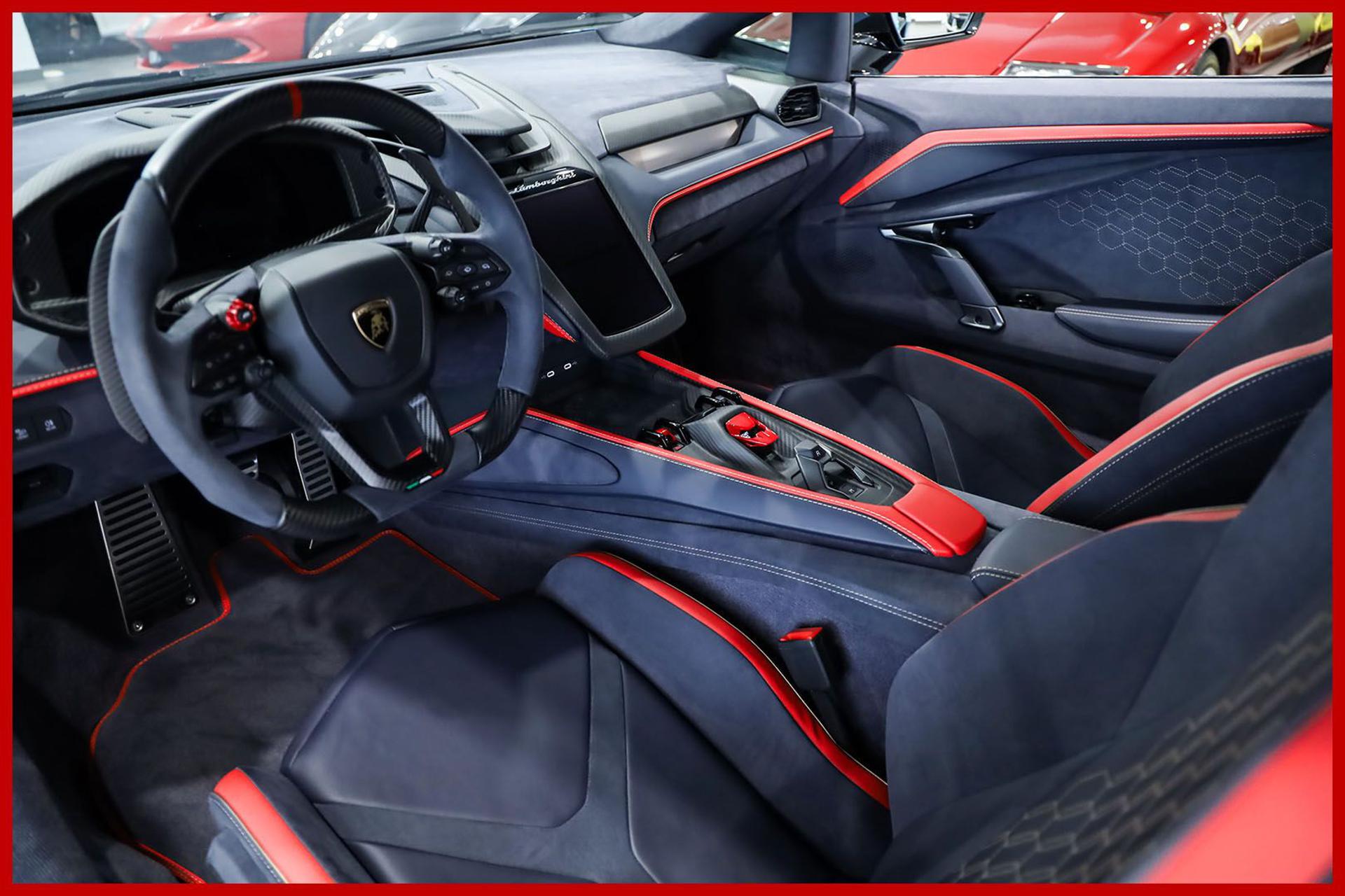 LAMBORGHINI Revuelto