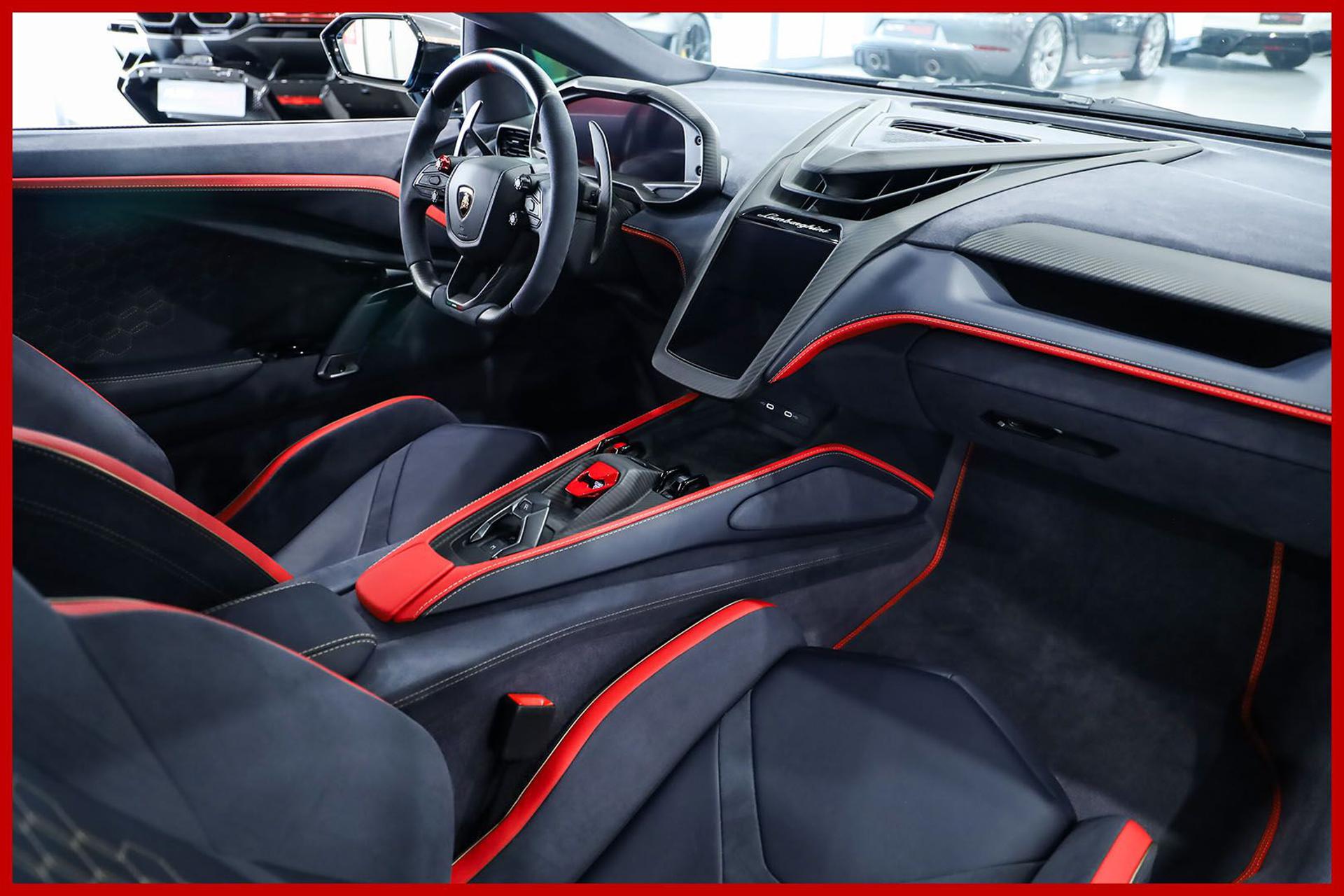 LAMBORGHINI Revuelto