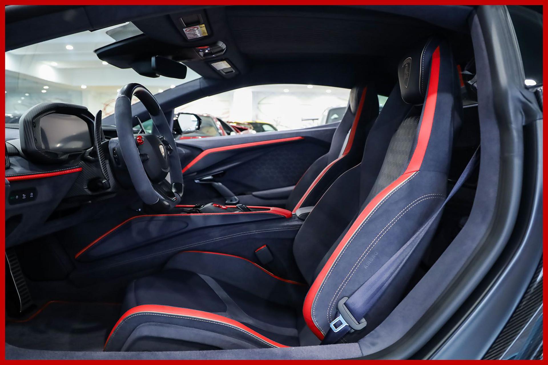 LAMBORGHINI Revuelto