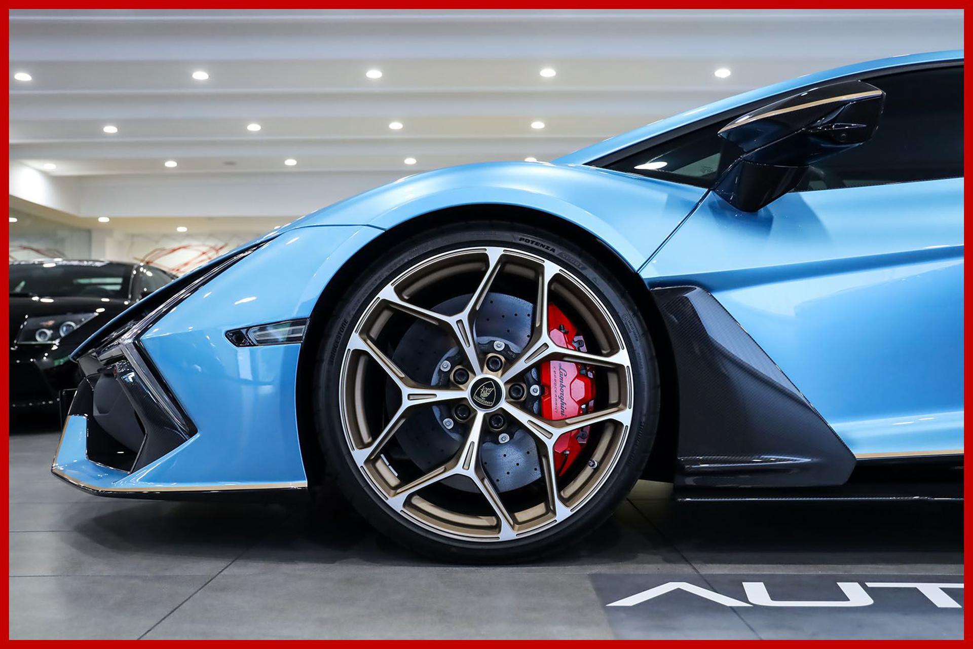 LAMBORGHINI Revuelto