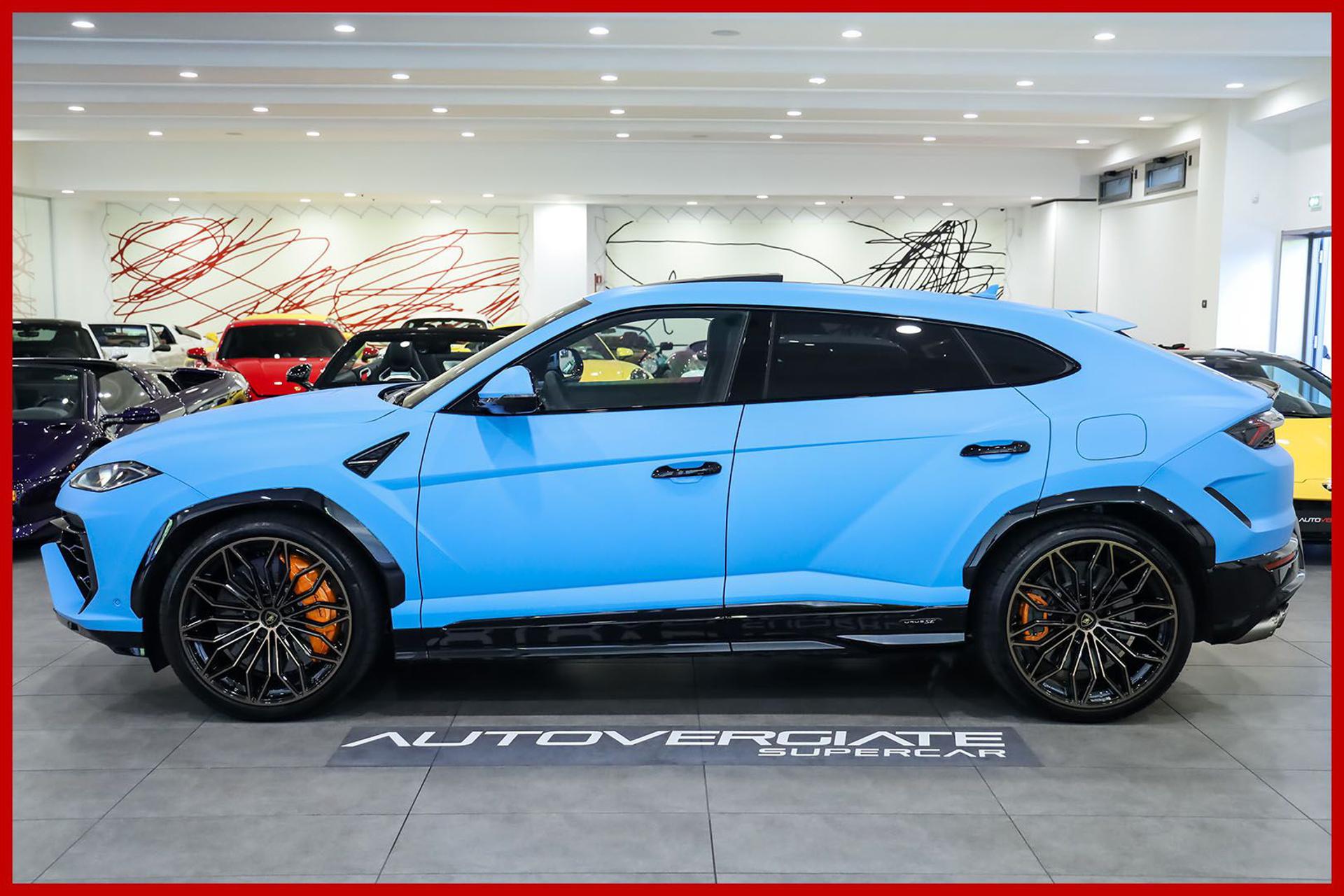 LAMBORGHINI Urus