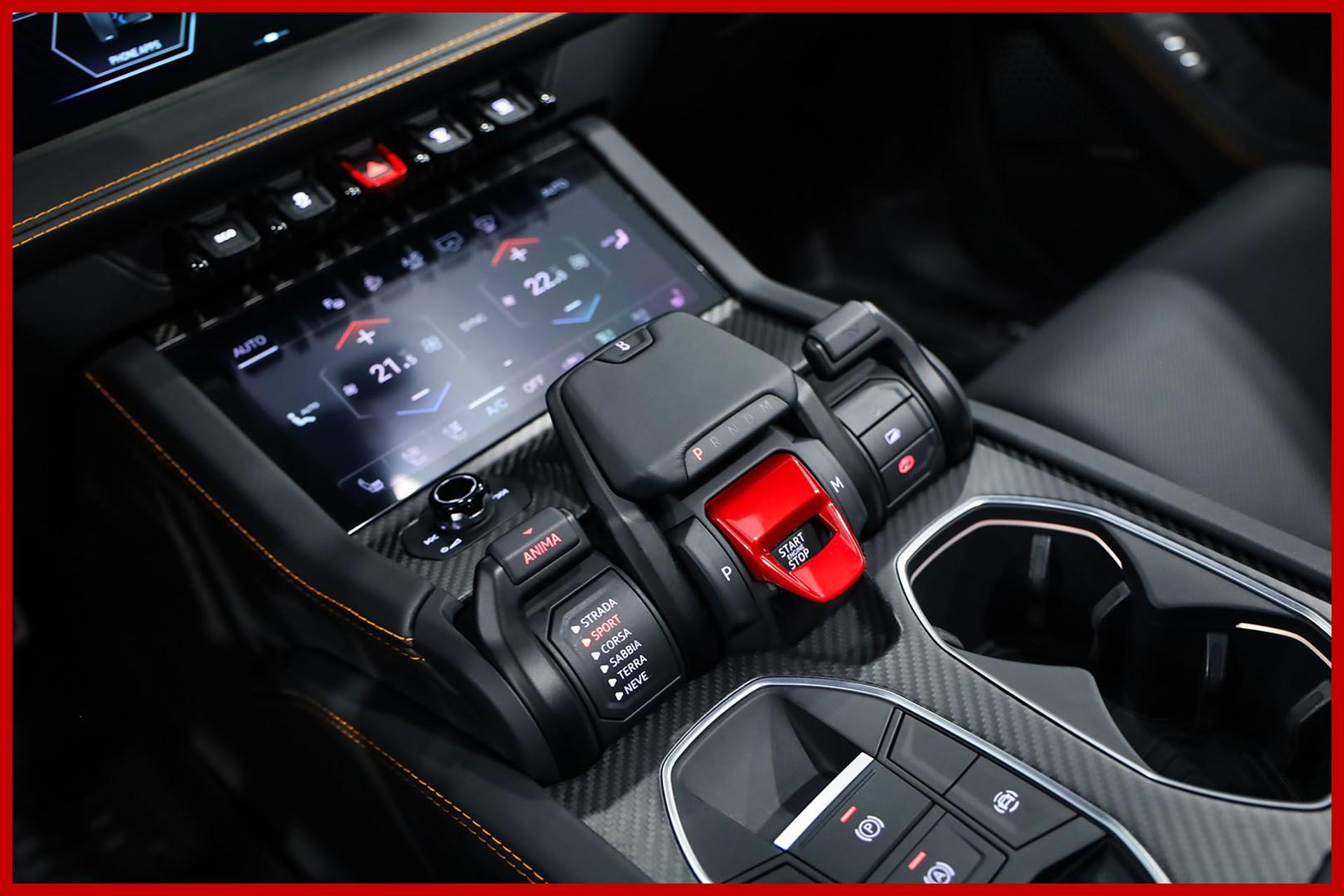LAMBORGHINI Urus