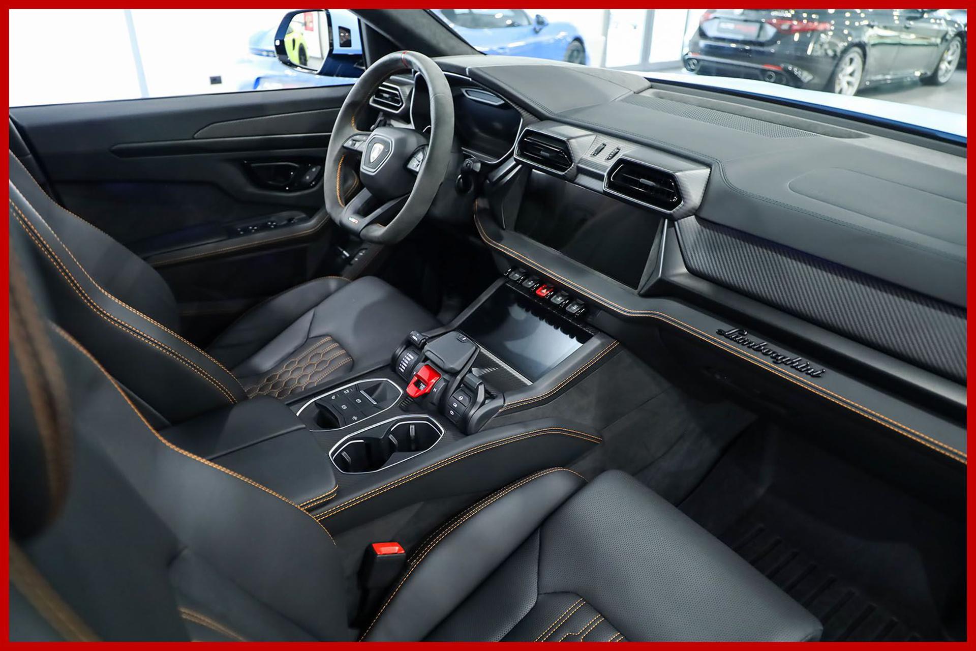 LAMBORGHINI Urus