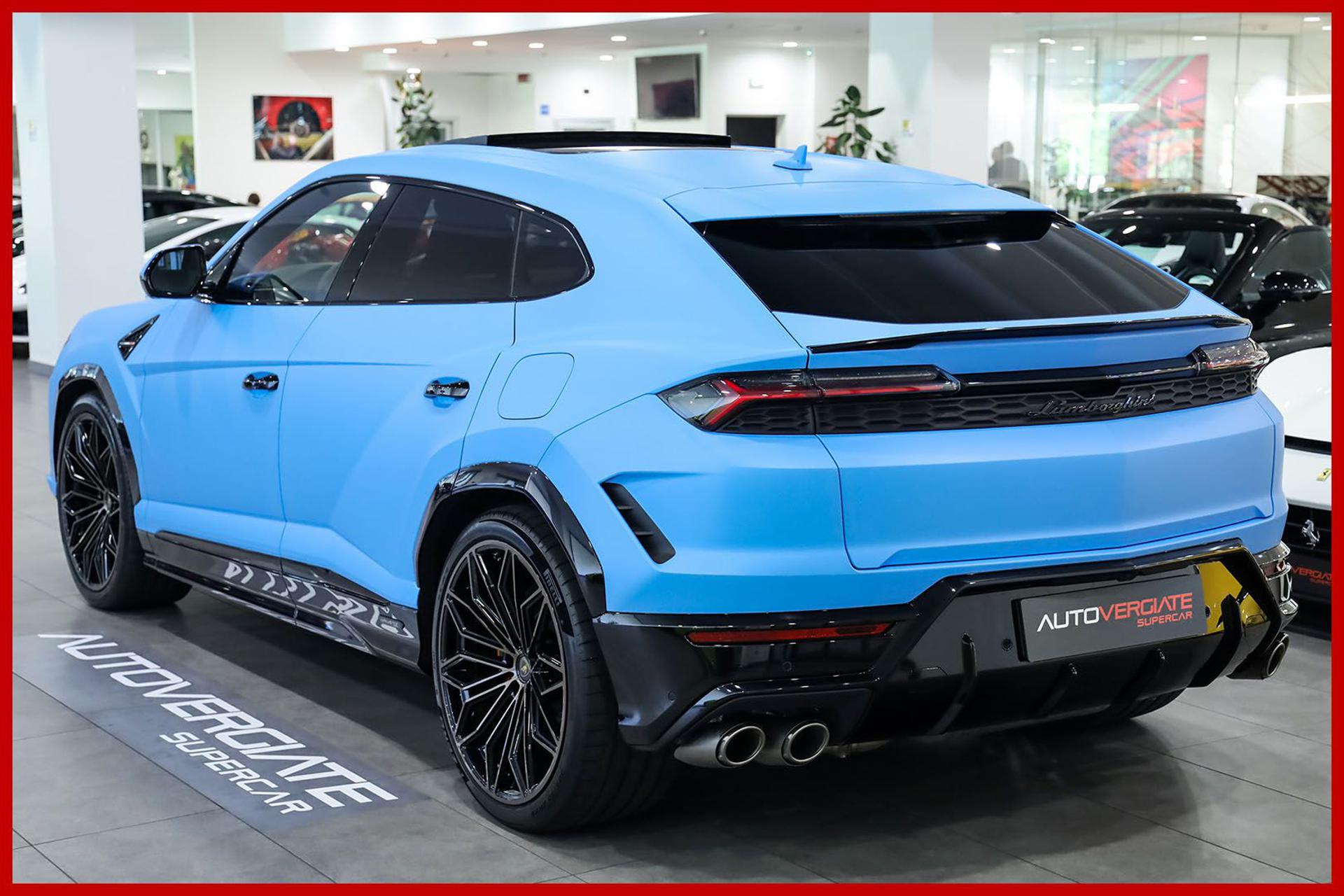 LAMBORGHINI Urus