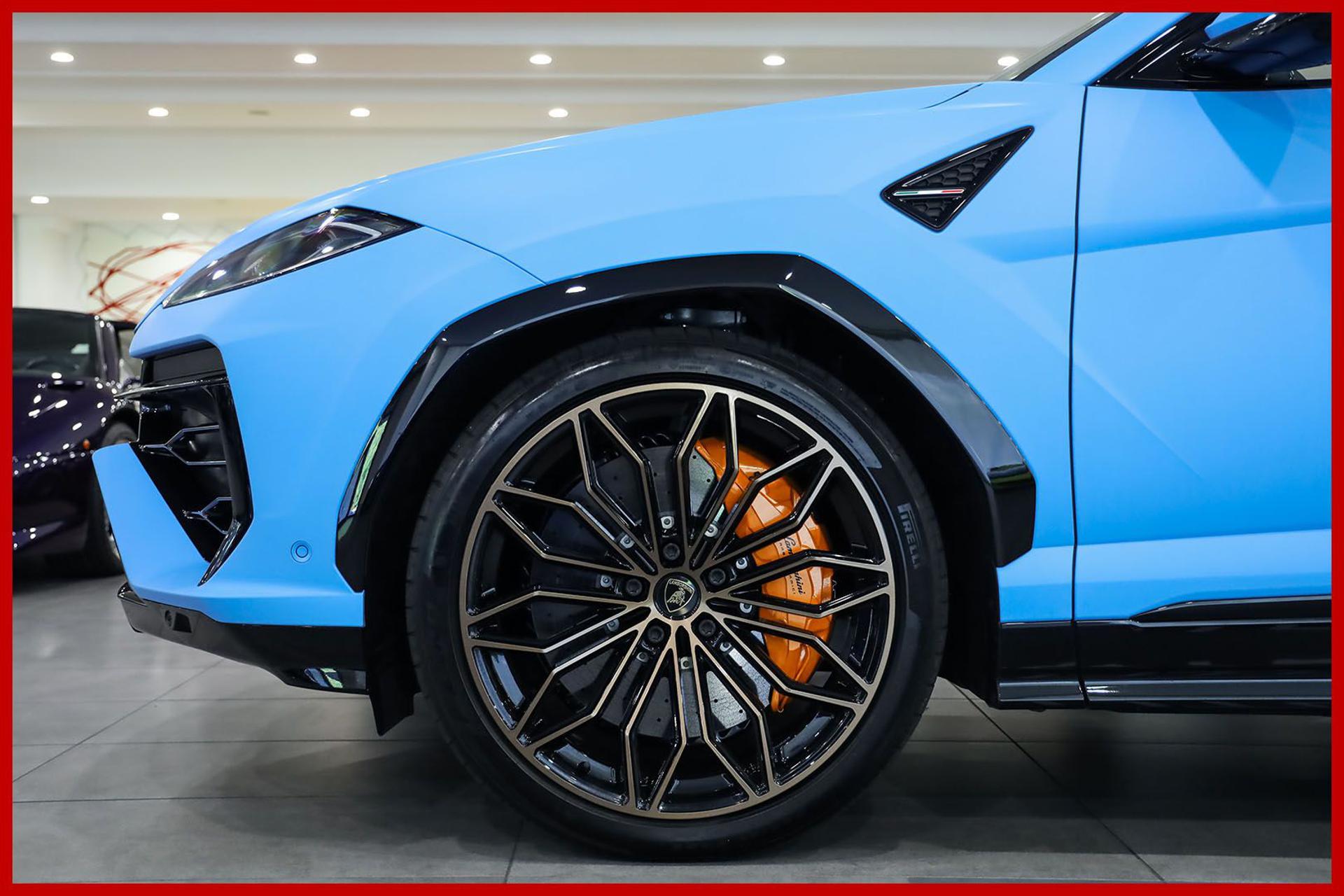 LAMBORGHINI Urus