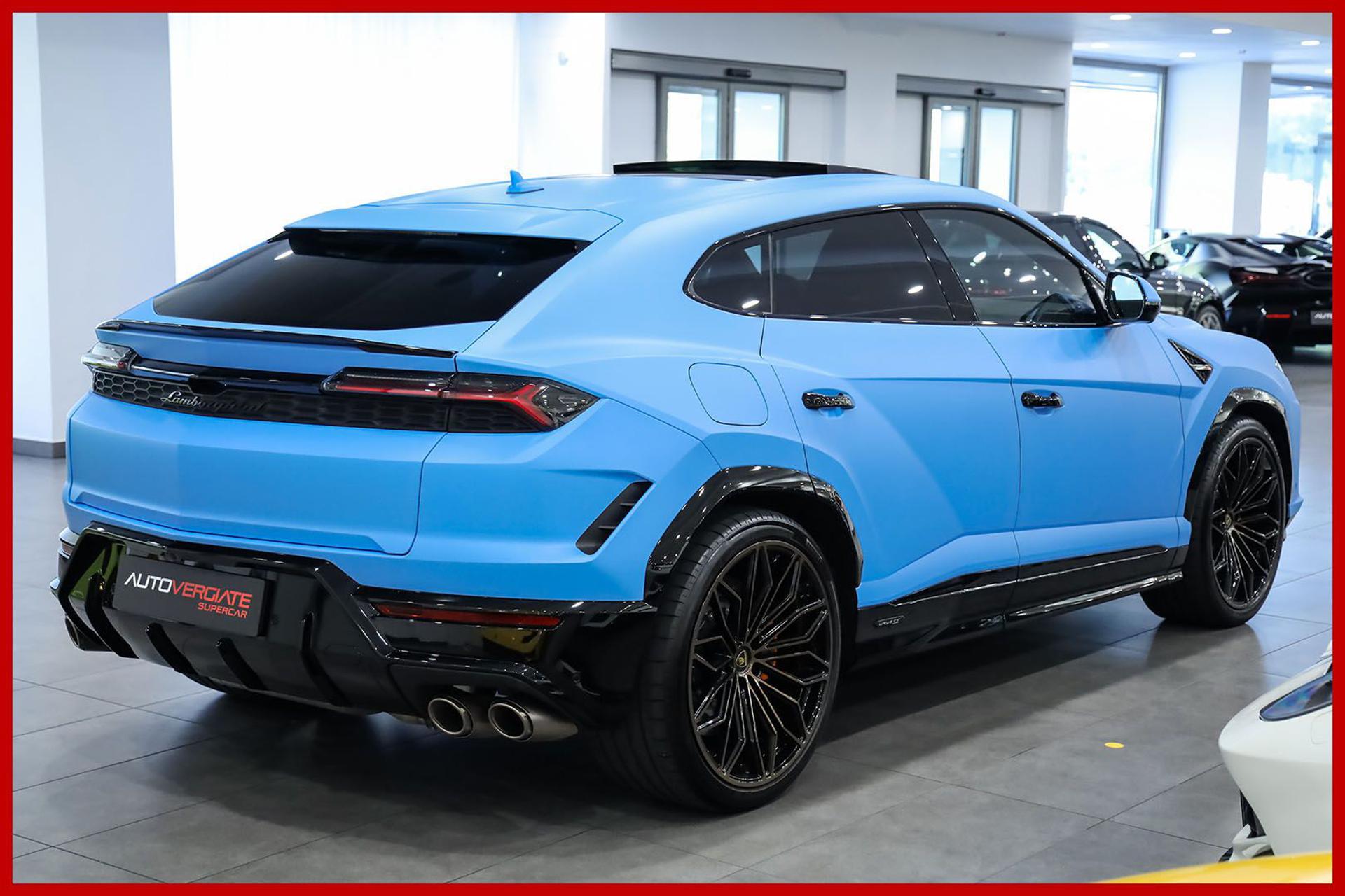 LAMBORGHINI Urus