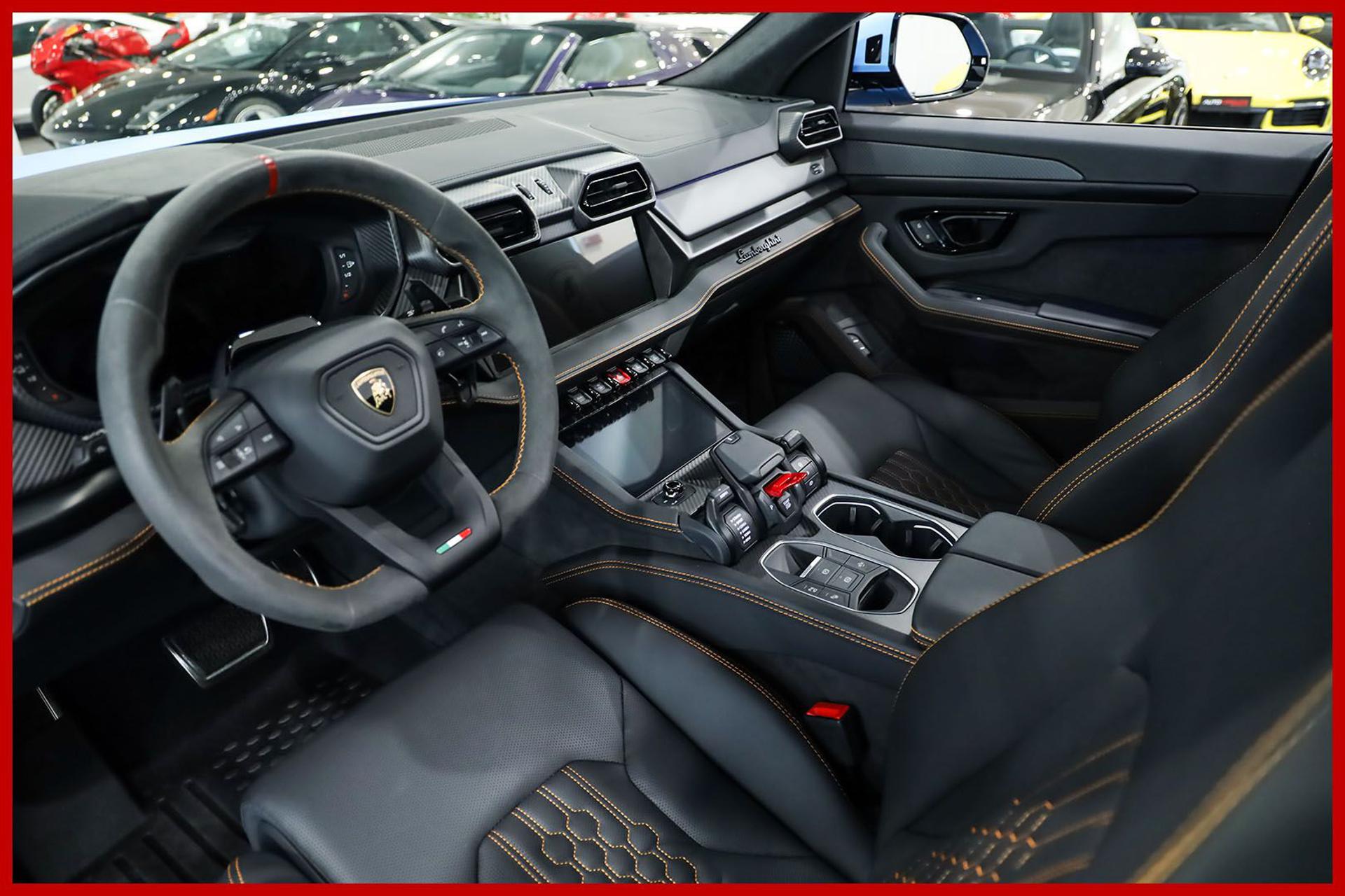 LAMBORGHINI Urus
