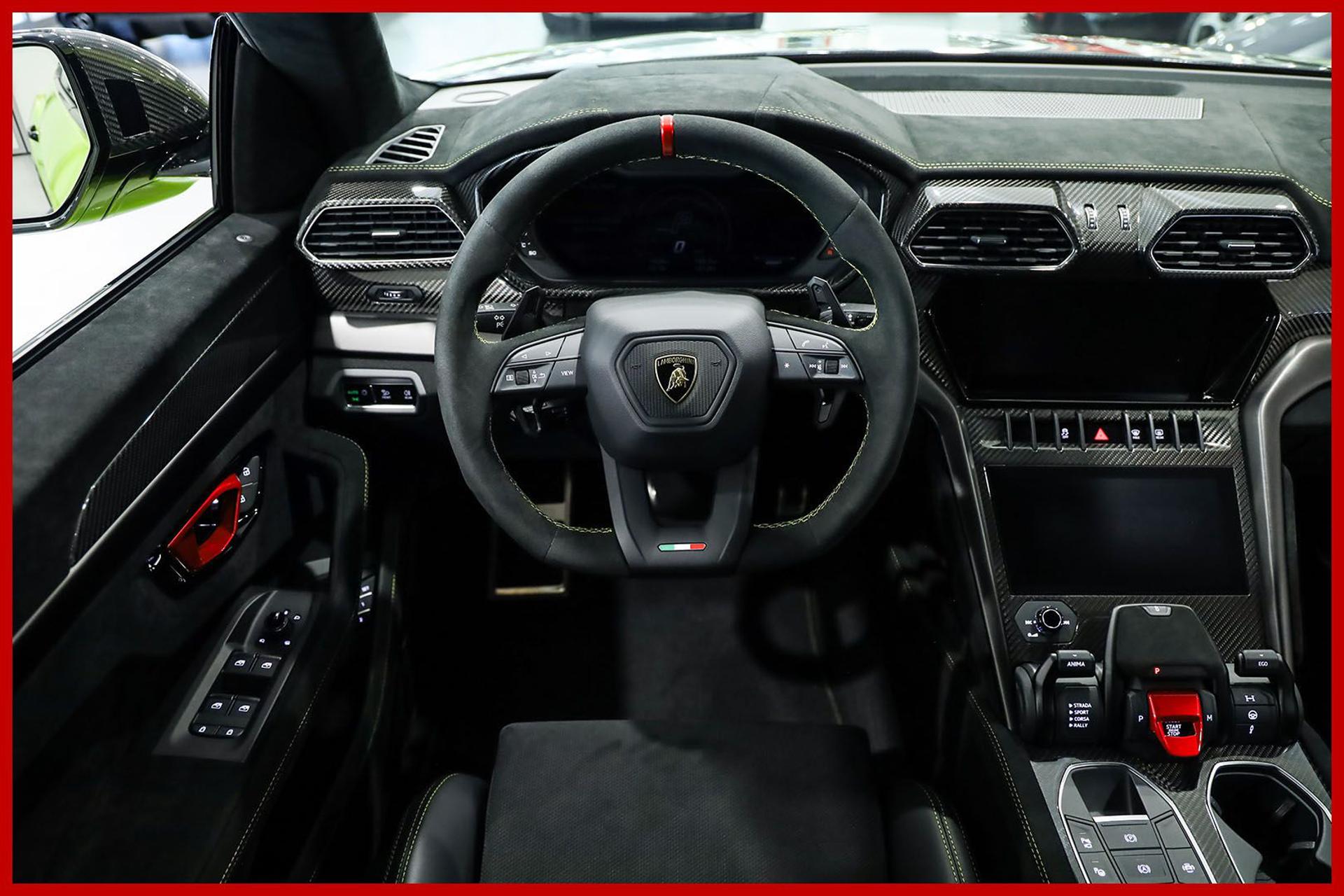 LAMBORGHINI Urus