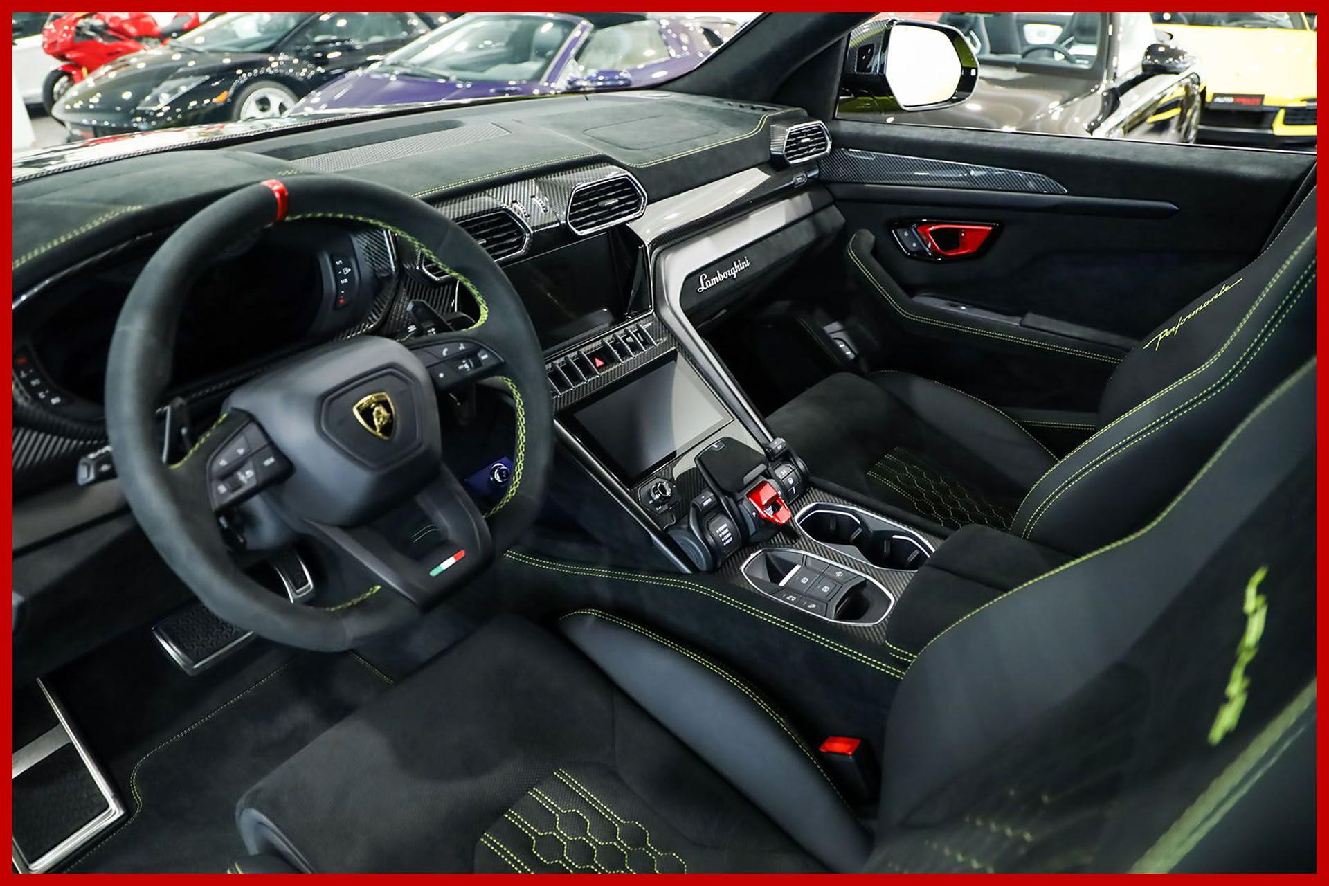 LAMBORGHINI Urus