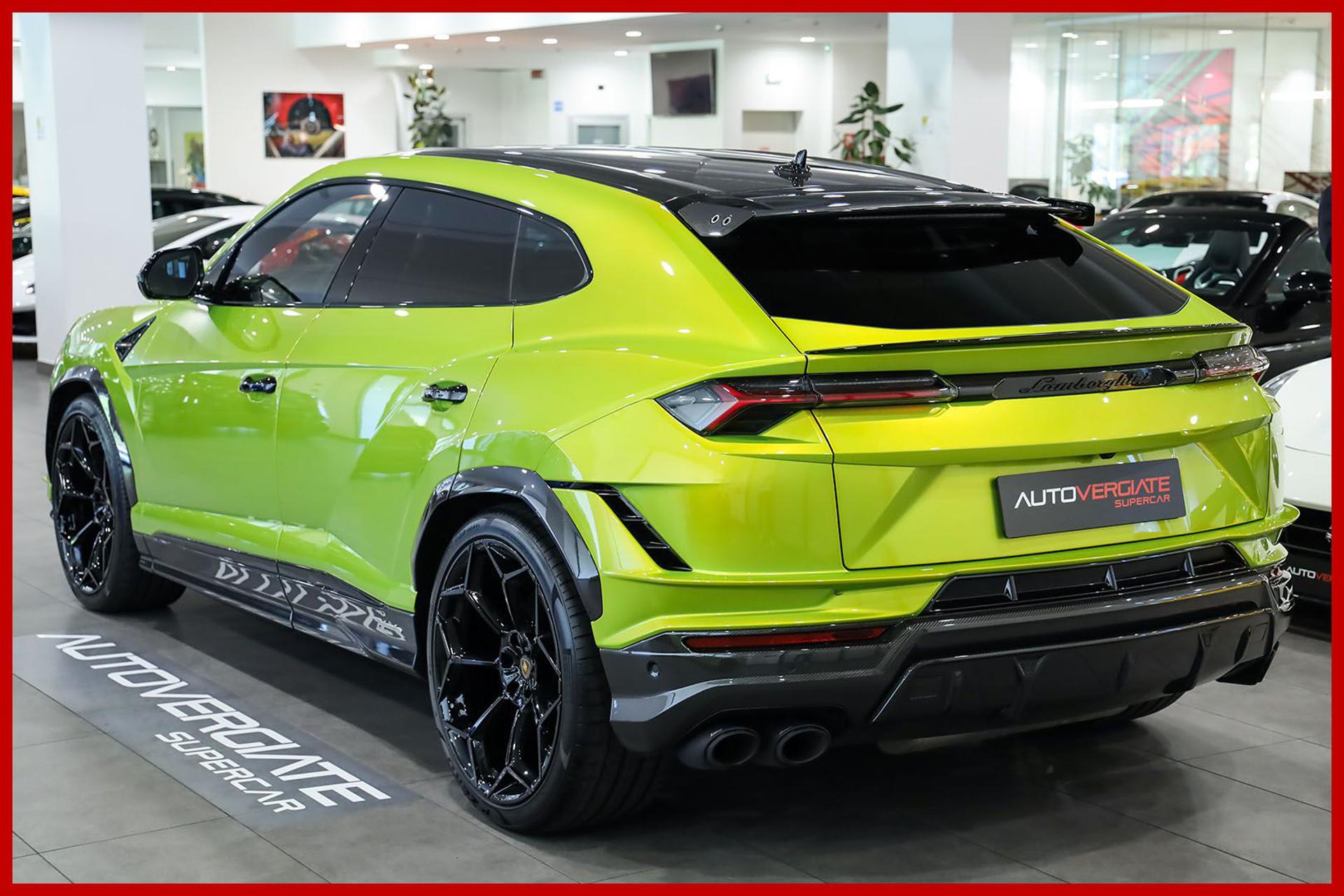 LAMBORGHINI Urus