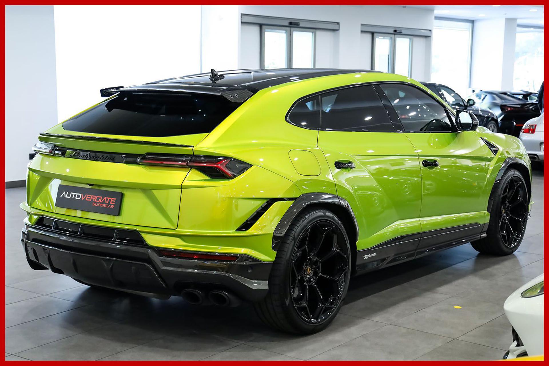 LAMBORGHINI Urus